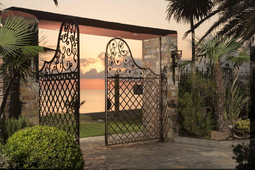 Efharis Beachfront Villa Platamonas Eksteriør billede